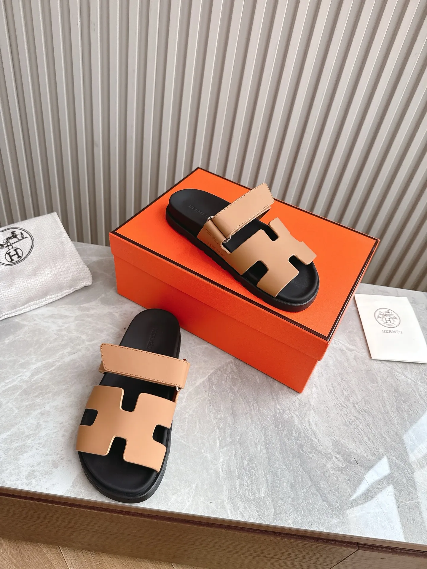 p480🐮🐮Couple model (top version) H family 2024 spring and summer new style HERMES Hermes' recently popular couple model pig nose angle sandals and slippers, paired with various colorful socks, popular. Upper: imported original deerskin (the genuine leather edging is not ordinary super migration). Lining: imported genuine leather. Outsole: Tpu non-slip and wear-resistant outsole. Size: Female 35-42 (40/42 non-returnable and non-exchangeable) Male size: 39-45 (45 non-refundable and non-exchangeable)